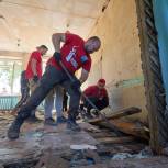 Активисты «Единой России» и «Боевого Братства» устраняют последствия наводнения в Тулуне