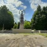 В поселке Искра идет ремонт мемориала павшим воинам