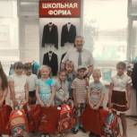 Владислав Третьяк подарил школьную форму и канцелярские принадлежности тридцати детям