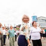 Несколько сотен пенсионеров станцевали зумбу в Тамбове