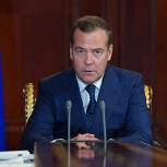 Медведев сообщил о допфинансировании регионов на школьные автобусы и «скорые» на  10 млрд рублей