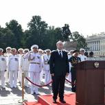 Путин: Россия всегда будет помнить подвиги и героизм моряков