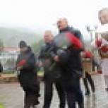 Петропавловск-Камчатские партийцы приняли участие в торжественной церемонии возложения цветов к памятнику Василия Завойко