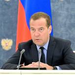 Медведев: Правительство России выделит 10 млрд рублей на закупку 3,5 тысяч машин скорой и школьных автобусов