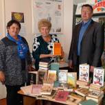 Петровские партийцы подарили книги сельской библиотеке