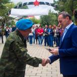 Единороссы поздравили оренбургских десантников 