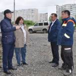 В Мончегорске партийцы оценили качество работ по благоустройству дворов