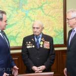 Главы исполнительной и законодательной власти поздравили с 95-летием Владимира Керханаджева