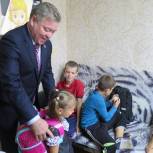 Николай Малов помог многодетной семье из Ядринского района собрать детей в школу
