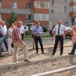 Единороссы в составе инспекции контролируют благоустройство дворов на правобережье Красноярска 