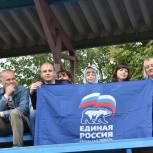 Единороссы поздравили спортивных жителей Дзержинского района