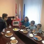 В Мотовилихинском районе Перми вручают наборы для первоклассников многодетным семьям