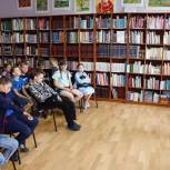 Кемеровский партиец презентовала детям книгу «Тайна школы юных героев»