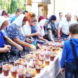 В Горшеченском районе провели благотворительную акцию по раздаче меда