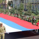 Жители Ангарска отметили День флага шествием с 30-метровым российским триколором 