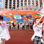 «Молодая Гвардия Единой России» развернула в Москве триколор-рекордсмен