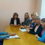 Партийцы и сторонники совместно с сотрудниками налоговой службы провели заседание круглого стола о способах возврата НДФЛ