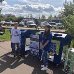 Шатурские единороссы и молодогвардейцы в рамках партийного проекта «Чистая страна» собрали макулатуру 