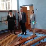 Депутат Госдумы проверил ход ремонтных работ в спортивном зале неверкинской школы