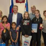  Партийцы помогают собраться в школу