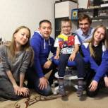 Молодогвардейцы Чувашии подарили ортопедическое кресло и школьные принадлежности первокласснику с ограниченными возможностями