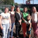 Партпроект «Крепкая семья» помог провести уборку пришкольных территорий в Петрозаводске