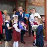 Депутат подарил самой активной участнице первого урока книгу 