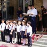 Махачкалинские единороссы поздравили учащихся с Днем знаний
