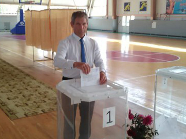 Школа 27 избирательный участок. Голосование в школе. Магадан лицей 1 директор. Избирательный участок картинки. Избирательный участок номер 13.