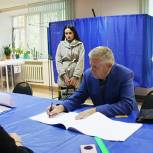 Валеев проголосовал на избирательном участке в Тюменской области
