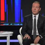 Около 250-300 тысяч россиян уже охвачены соцконтрактами – Медведев