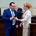 Новому депутату Законодательного Собрания вручили удостоверение