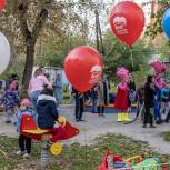 Алексей Вихарев открыл детскую площадку во дворе на улице Баумана 