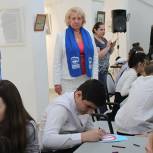 Партийцы и сторонники Реутова провели акцию «Не сломай судьбу свою!»
