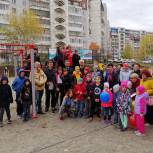 Депутаты партии «Единая Россия» Виктор Власов и Лариса Отмахова открыли новую спортивную игровую площадку на Иркутском тракте