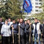 Ульяновские партийцы помогли обновить аллею на улице Промышленной