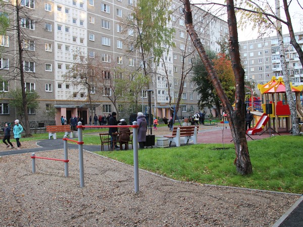 Один из дворов Железнодорожного района Екатеринбурга открыли после работ по благоустройству