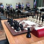 В Усинске единороссы открыли соревнование по шахматам 