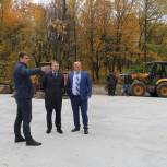Партийцы проверили ход благоустройства парка «Дубки» 
