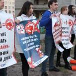 Молодогвардейцы провели пикет против продажи алкоголя в ночное время