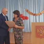 Партийцы Кизляра поздравили с праздником педагогов пос.Комсомольский