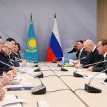 Медведев предлагает придать дополнительный импульс совместным с Казахстаном экономическим проектам