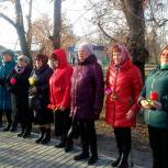 Единороссы возложили цветы к Мокроусовскому памятнику «100 лет ВЛКСМ»