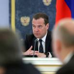 Двузначный прирост инвестиций зафиксирован в I полугодии в сферах строительства и образования - Медведев