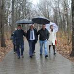 В парке «Дубки» идут работы по установке концертной площадки и обустройству зон для воркаута и скалодрома
