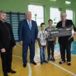 Брянский партиец передал Центру по работе с одаренными детьми радиоуправляемую модель автомобиля