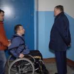 Партийцы помогли установить пандус в многоквартирном доме для инвалида-колясочника