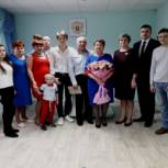 «Крепкая семья»: володарские партийцы поздравили «сапфировых» юбиляров 