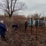 В сельском поселении Красная Горка волонтеры и партийцы привели в порядок воинские захоронения