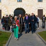 Делегация иностранных журналистов посетила музейно-выставочный комплекс «Константиновская батарея»